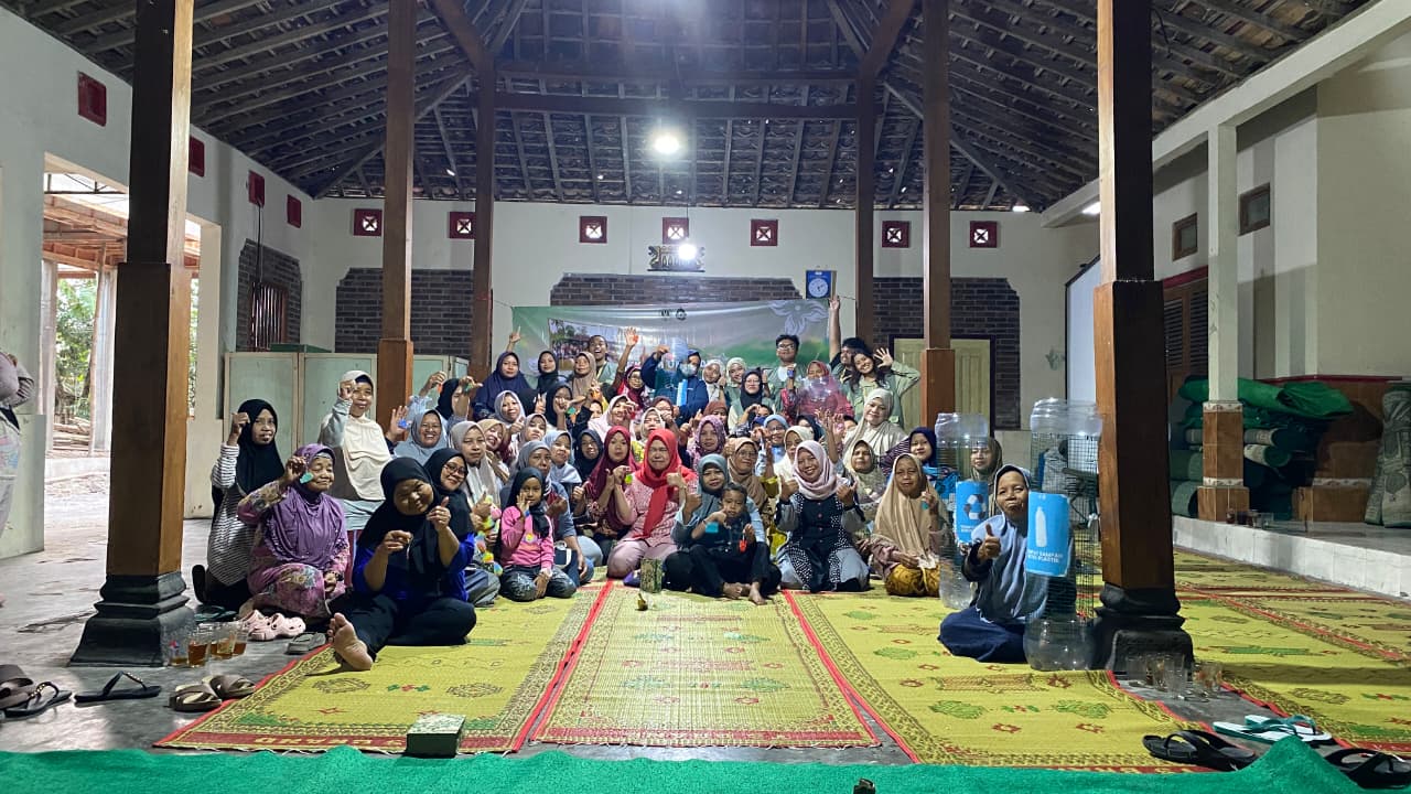 Sosialiasiasi Sampah Menjadi Produk Kreatif